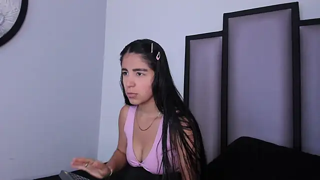 Snapshot of Lucy-23 chatting on 11/19/25, 04:12 Lucy-23 online show from 11/19/25, 04:12