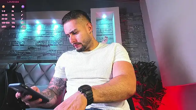 Snapshot of dominic_de_luca chatting on 10/08/25, 03:37 dominic de luca online show from 10/08/25, 03:37