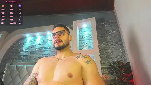 Snapshot of dominic_de_luca chatting on 10/15/25, 05:18 dominic de luca online show from 10/15/25, 05:18