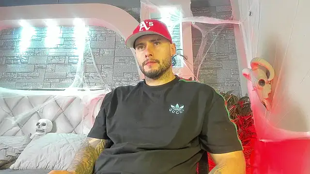 Snapshot of dominic_de_luca chatting on 10/17/25, 03:20 dominic de luca online show from 10/17/25, 03:20