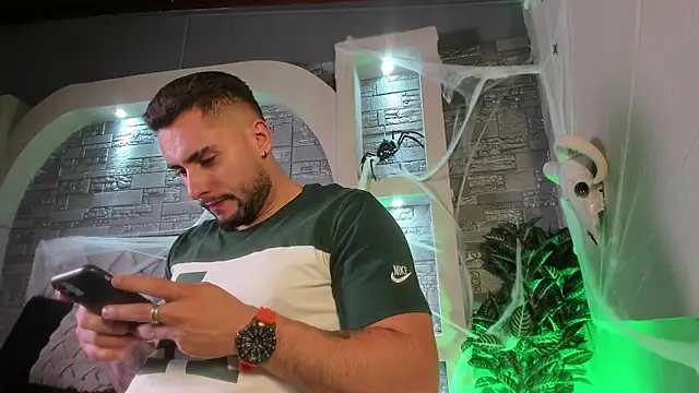 Snapshot of dominic_de_luca chatting on 10/21/25, 03:07 dominic de luca online show from 10/21/25, 03:07