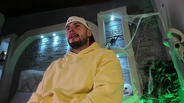 Snapshot of dominic_de_luca chatting on 10/24/25, 01:46 dominic de luca online show from 10/24/25, 01:46