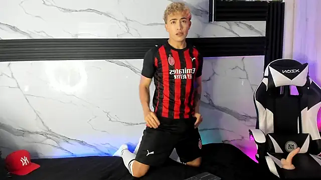 Snapshot of Saimonvela chatting on 11/24/25, 11:10 Saimonvela online show from 11/24/25, 11:10