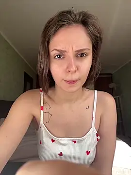 Snapshot of aurora_pink_ chatting on 10/20/25, 10:05 aurora pink online show from 10/20/25, 10:05