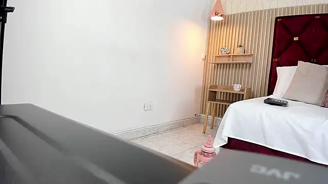 Laura Ivy online show from 09/24/25, 12:08