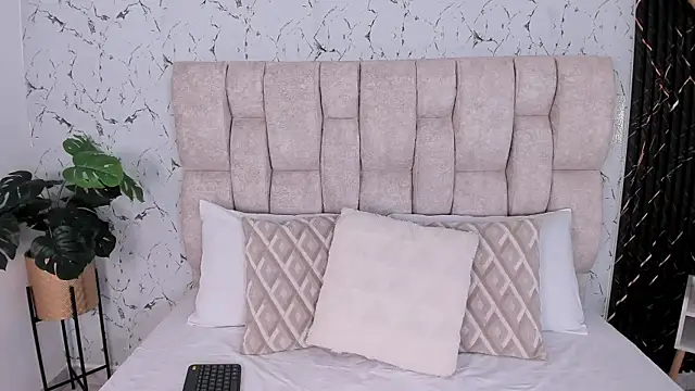 Snapshot of Laura_Ivy chatting on 11/10/25, 12:37 Laura Ivy online show from 11/10/25, 12:37