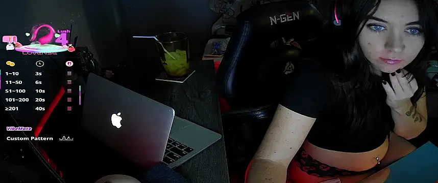 Snapshot of goddessmissmia chatting on 09/20/25, 06:09 goddessmissmia online show from 09/20/25, 06:09