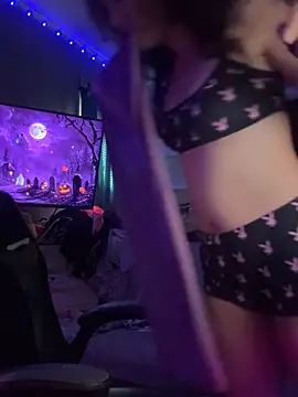 Snapshot of goddessmissmia chatting on 10/31/25, 08:10 goddessmissmia online show from 10/31/25, 08:10