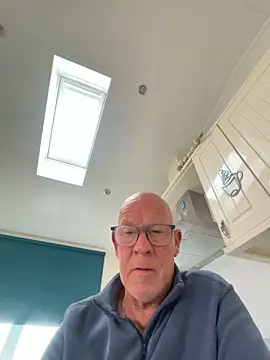 Snapshot of philefc chatting on 10/07/25, 07:49 philefc online show from 10/07/25, 07:49