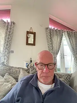 Snapshot of philefc chatting on 10/31/25, 02:18 philefc online show from 10/31/25, 02:18