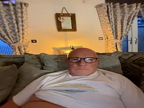 Snapshot of philefc chatting on 11/16/25, 04:34 philefc online show from 11/16/25, 04:34