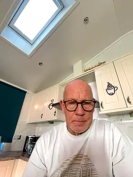 Snapshot of philefc chatting on 11/17/25, 10:21 philefc online show from 11/17/25, 10:21