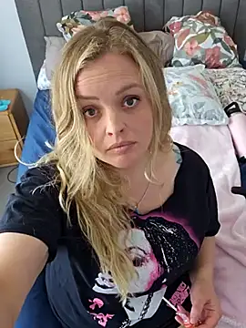 Snapshot of Bridgette03 chatting on 10/15/25, 02:22 Bridgette03 online show from 10/15/25, 02:22