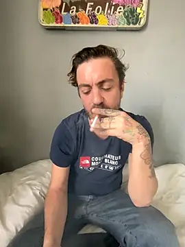 Snapshot of 3615-ULLA chatting on 11/04/25, 12:48 3615-ULLA online show from 11/04/25, 12:48