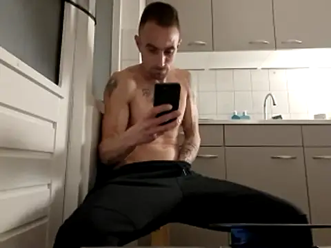 kompiee online show from 12/15/25, 03:33