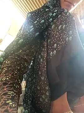 Snapshot of Juhi_chawla chatting on 10/11/25, 03:39 Juhi chawla online show from 10/11/25, 03:39