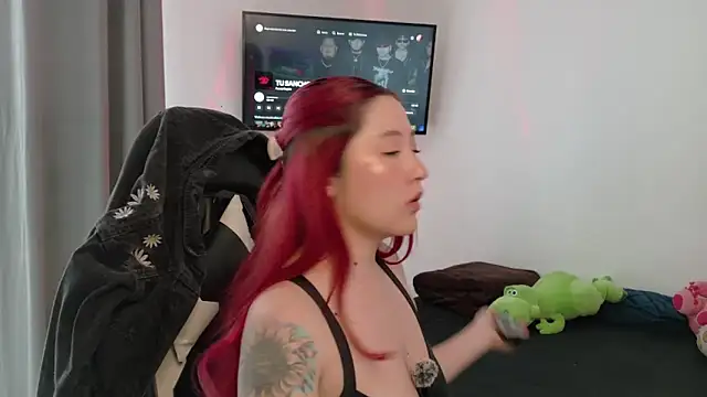 Snapshot of lunnaa_ chatting on 09/26/25, 07:40 lunnaa online show from 09/26/25, 07:40