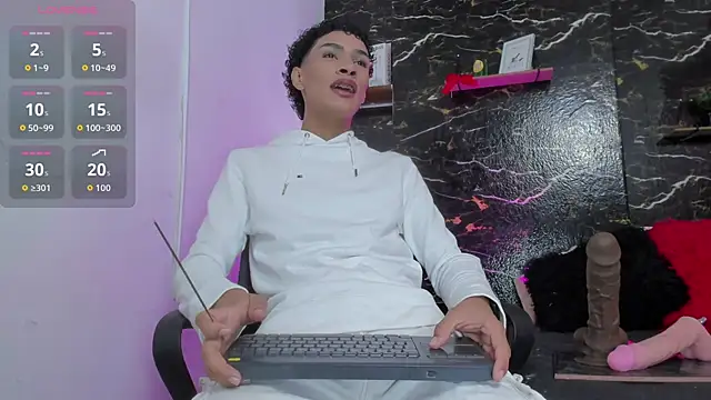 Snapshot of lyan_hots chatting on 11/12/25, 11:10 lyan hots online show from 11/12/25, 11:10