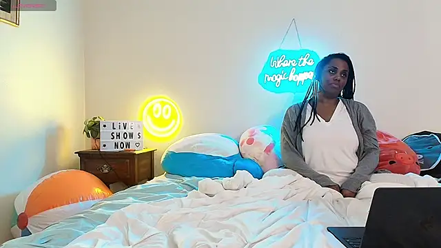 GigiMcFee online show from 09/18/25, 04:03