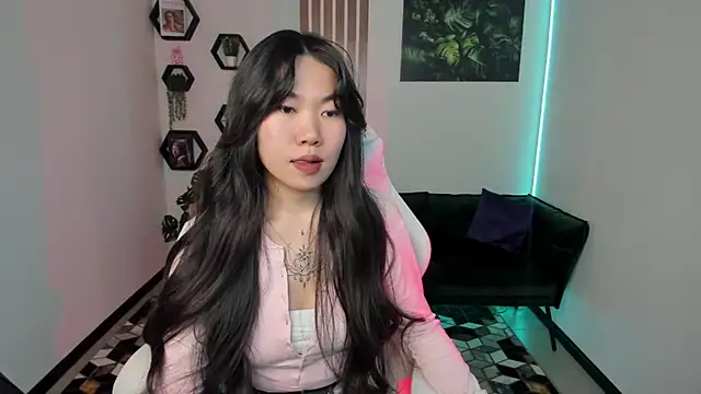 Snapshot of LunaPurrr chatting on 11/17/25, 01:11 LunaPurrr online show from 11/17/25, 01:11