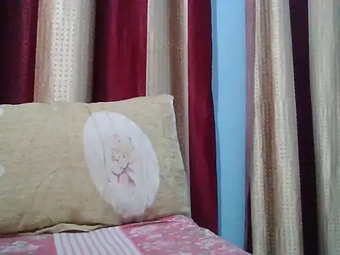 Snapshot of creativecommin chatting on 10/27/25, 07:07 creativecommin online show from 10/27/25, 07:07