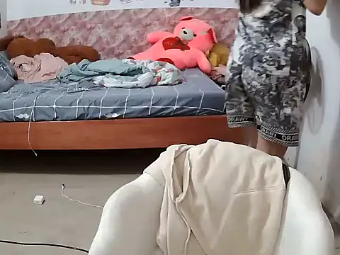 Snapshot of Linda-24 chatting on 10/23/25, 10:19 Linda-24 online show from 10/23/25, 10:19