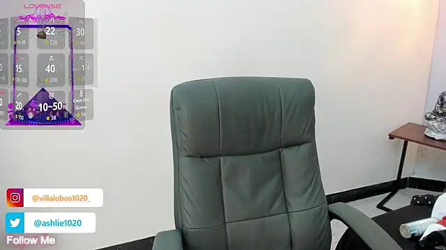 MiaVillalobos online show from 10/22/25, 11:43