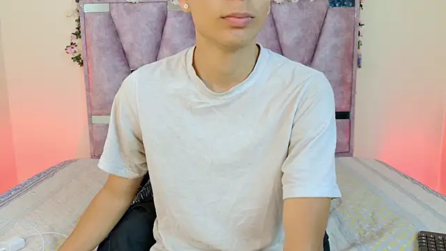 Snapshot of lana_and_liam_ chatting on 10/31/25, 10:27 lana and liam online show from 10/31/25, 10:27