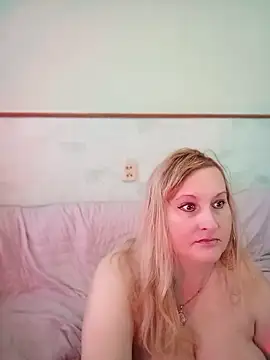 Snapshot of XHelenaX90 chatting on 02/25/26, 10:03 XHelenaX90 online show from 02/25/26, 10:03