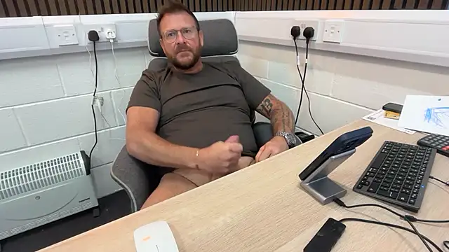 Snapshot of bilf1978 chatting on 04/29/26, 08:40 bilf1978 online show from 04/29/26, 08:40