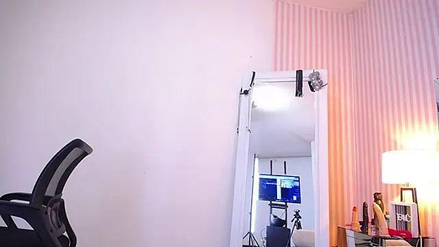 ViictoriaJones  online show from 12/04/25, 12:25