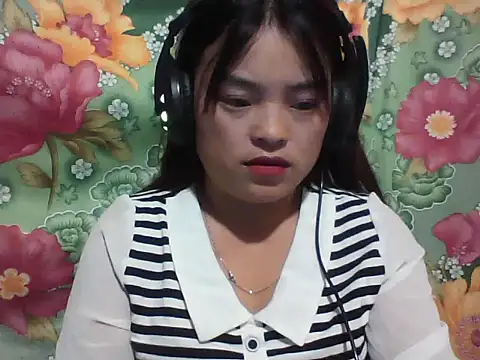 Snapshot of Loc_al chatting on 09/13/25, 03:06 Loc al online show from 09/13/25, 03:06