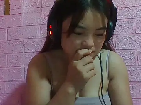 Snapshot of Loc_al chatting on 10/15/25, 01:33 Loc al online show from 10/15/25, 01:33