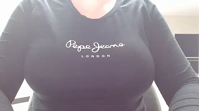 Snapshot of Esmee-Xxx chatting on 10/29/25, 12:18 Esmee-Xxx online show from 10/29/25, 12:18