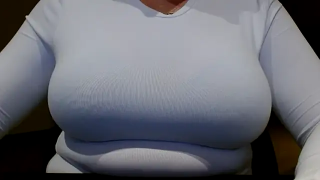 Snapshot of Esmee-Xxx chatting on 11/12/25, 07:35 Esmee-Xxx online show from 11/12/25, 07:35