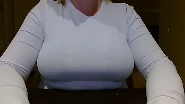 Snapshot of Esmee-Xxx chatting on 11/16/25, 06:57 Esmee-Xxx online show from 11/16/25, 06:57