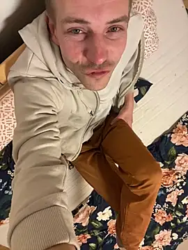 Snapshot of Skinny0150 chatting on 11/18/25, 10:47 Skinny0150 online show from 11/18/25, 10:47