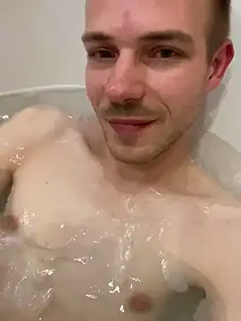 Snapshot of Skinny0150 chatting on 11/21/25, 09:24 Skinny0150 online show from 11/21/25, 09:24