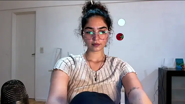 Snapshot of Ariagal chatting on 10/09/25, 08:51 Ariagal online show from 10/09/25, 08:51