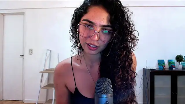 Snapshot of Ariagal chatting on 10/10/25, 09:36 Ariagal online show from 10/10/25, 09:36