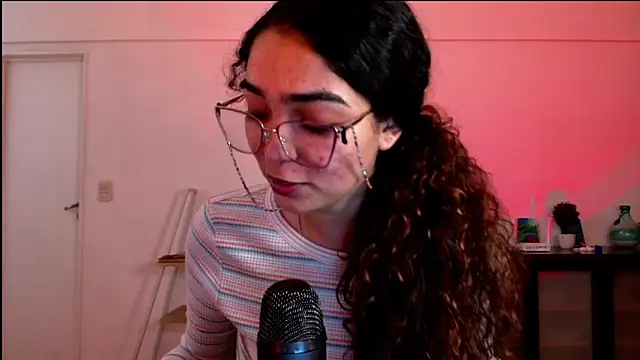 Snapshot of Ariagal chatting on 10/14/25, 11:49 Ariagal online show from 10/14/25, 11:49