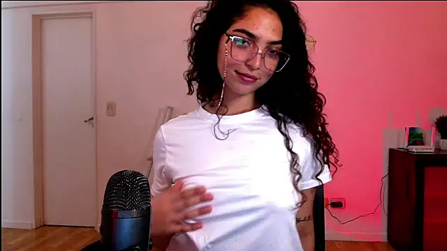 Snapshot of Ariagal chatting on 10/15/25, 10:54 Ariagal online show from 10/15/25, 10:54