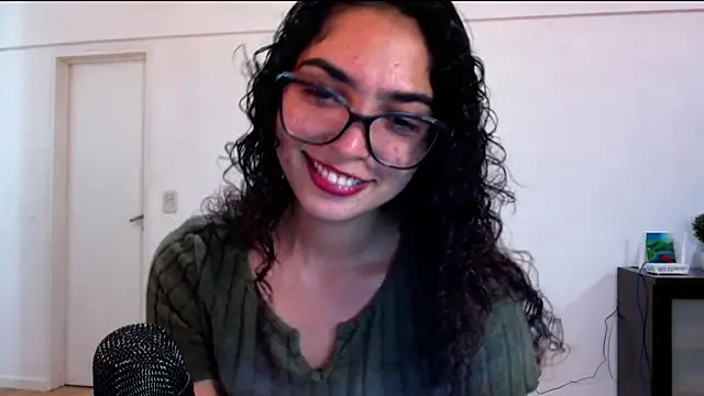 Snapshot of Ariagal chatting on 10/18/25, 12:35 Ariagal online show from 10/18/25, 12:35