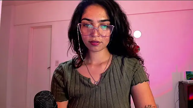 Snapshot of Ariagal chatting on 10/22/25, 12:22 Ariagal online show from 10/22/25, 12:22