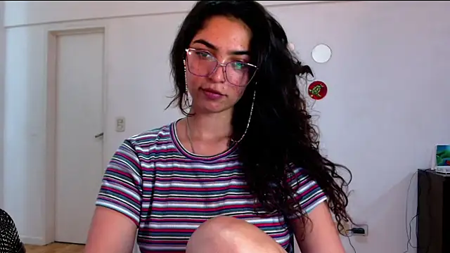 Snapshot of Ariagal chatting on 10/22/25, 11:15 Ariagal online show from 10/22/25, 11:15