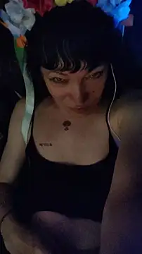 Snapshot of Tselka chatting on 10/25/25, 08:36 Tselka online show from 10/25/25, 08:36