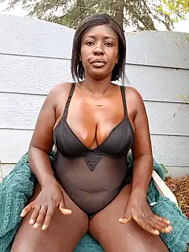 Snapshot of DarkQueen_94 chatting on 10/31/25, 11:44 DarkQueen 94 online show from 10/31/25, 11:44