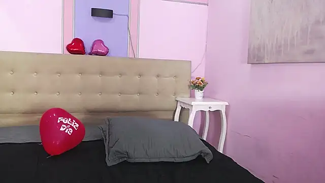 Snapshot of tiiny_emilly chatting on 09/29/25, 08:35 tiiny emilly online show from 09/29/25, 08:35