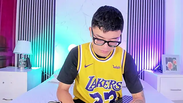 Snapshot of StephanAndSamantha chatting on 09/21/25, 09:05 StephanAndSamantha online show from 09/21/25, 09:05