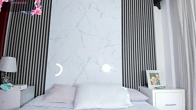 Snapshot of StephanAndSamantha chatting on 09/25/25, 09:18 StephanAndSamantha online show from 09/25/25, 09:18